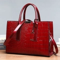 Borsa da donna rossa con trama a coccodrillo, manico superiore e tracolla in pelle lucida - Rosso