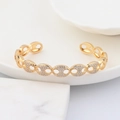Verstellbare vergoldete Armspange in Schweinenasen-Optik mit bunten Zirkoniasteinen - Goldener Strass-Stil