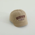 Detail der bestickten Buchstaben auf der Retro beige Cord-Struktur Baby-Kappe - Brooklyn-Buchstaben / Khaki