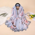 Eleganter Satin-Schal mit floralem Pfirsichblüten-Print auf hellblauem Seidenstoff - Grau