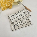 Dettaglio della tovaglietta in cotone e lino a quadretti bianchi e neri su marmo - 41*60cm / Scacchi Bianchi
