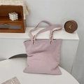 Gros plan détaillé du sac cabas en toile rose avec broderies florales sur la bandoulière - Violet Taro