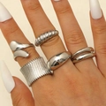 Nahaufnahme von fünf silbernen Lava-Ringen mit unregelmäßigen polierten Metalltexturen - Silberne Minimalistische Irreguläre Offene Ringe (S459)