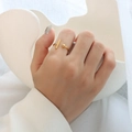 Minimalistische 18k vergulde T-vormige open ring getoond op vinger van model - Eén maat / Goud