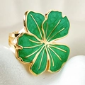 Nahaufnahme eines Vintage-Rings mit grüner Emaille im vierblättrigen Kleeblatt-Design - Einstellbar Offen / Grüner Blumenstil (R0588-02)
