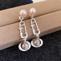 Vista macro de pendientes de imperdible con perlas rosas y colgantes de planeta - Estilo Perla del Planeta con Alfiler de Seguridad / Plata (Pin de plata)