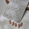 Pegatinas 3D para uñas con flores plateadas y hojas verdes sobre fondo minimalista - CO-364 Estilo Bronceado Plateado