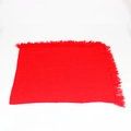 Vista dettagliata della sciarpa quadrata rossa lavorata a maglia con frange decorative - 75x75cm / Rosso