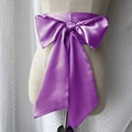 Vue détaillée de la ceinture de taille en satin violet avec un grand nœud décoratif - Violet