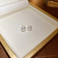 Eleganti orecchini a perno con perle bianche in una lussuosa scatola portagioie oro - Perno in Argento - Orecchini a Bottone Perla Bianca 8mm