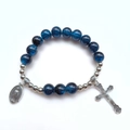 Dettaglio del bracciale con perline di vetro blu, croce d'argento e ciondolo a medaglia - Stile 5 (Blu Scuro Craccato)