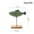 Handgefertigte graugrüne Holzfisch-Figur auf Sockel für nordische Tischdekoration - Grauer Fisch