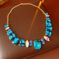 Primer plano del collar dorado con cristales azules y pedrería multicolor - Azul