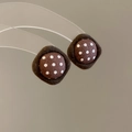 Primer plano de pendientes de tela con lunares marrones, borde de terciopelo y diseño cuadrado - Estilo de Rombo Marron con Lunares