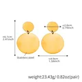 Detail van afmetingen en 18k vergulde roestvrijstalen cirkels voor deze oorbellen - Gouden Grote en Kleine Ronde Oorbellen (TXF458MAG51020)