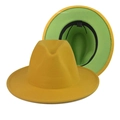 Dettaglio del cappello fedora bicolore con esterno giallo, interno verde ed etichetta di cura - Bambini 54-55cm / Giallo/Verde