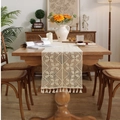 Detalle del camino de mesa de ganchillo beige con patrones florales y borlas suaves - Length Six / Estilo Trébol de Cuatro Hojas