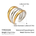 Macro-opname van meerlaagse roestvrijstalen ring in tweekleurig goud en zilver finish - Goud en Zilver Tweekleurige Drielaagse Open Stijl(YYR025284)