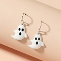 Detailopname van schattige witte spookoorbellen voor Halloween met metalen haken - Schattige Emaille Geest Stijl (0756)