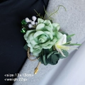 Handgefertigte hellgrüne Ansteckblume mit Smaragd-Akzenten und Goldkette für Hochzeiten - Zweifarbiges Grün