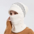 Capuche écharpe en tricot beige avec pompon blanc et boutons pour l'hiver - Blanc