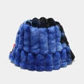 Dettaglio del cappello pescatore spesso in ecopelliccia a righe blu e nere morbide - M (56-58cm) / Rosso Blu Tie-dye