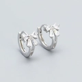 Eleganti orecchini a lobo in argento a forma di fiocco con zirconi su sfondo grigio - Argento 925 / Oro Bianco