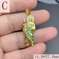 Macrodetail van een vergulde St. Judas religieuze hanger met groene zirkoon micro-zetting - St. Jude Hanger C (14.8x37.8mm) / M