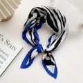 Foulard quadrato plissettato con motivo geometrico moderno a strisce blu e nere chic - Bordo Blu Plissettato Stampa Zebra
