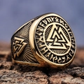 Dettaglio macro dell'anello vichingo Valknut dorato con rune su sfondo di legno - US 7 / Color Oro (09104)