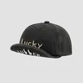 Detailaufnahme der Lucky-Stickerei auf schwarzer Baumwoll-Kinderkappe mit weichem Rand - 48cm (5-18 Monate) / Schwarz