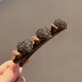 Braune beflockte Haarspange mit drei funkelnden herzförmigen Strassverzierungen - Herz Nach Rechts / Kaffeebraun