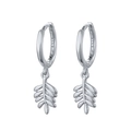 S925 Sterling Silber Creolen mit eleganten Federblatt-Anhängern auf weißem Hintergrund - Silber