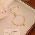 Dettaglio del bracciale dorato regolabile con malocchio e ciondolo Z su espositore - Lettera N
