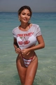 Vue détaillée du bikini imprimé cerise avec son haut en maille transparente assorti - S / Bord Rouge