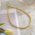 Detailopname van elegante barokke parelketting met gouden ketting op marmeren basis - Beaded gouden parel
