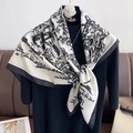 Elegante foulard in seta bianco e nero con motivo Toile de Jouy su manichino sartoriale - 90*90cm / Bianco