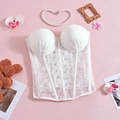 Detalle de corsé de encaje blanco con tejido de malla y varillas sobre fondo rosa - S / Blanco
