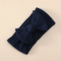 Dettaglio della trama in maglia blu scuro e del grande fiocco sulla fascia neonata - Blu Scuro