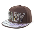 Détail de la casquette baby avec strass et visière plate laser de couleur violette - Adulte (55-60cm) / Café