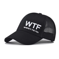 Cappellino trucker nero con stampa bianca WTF WHERE'S THE FISH, vista a 45 gradi - Regolabile / WTF Nero