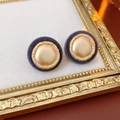 Dettaglio di orecchini retrò dorati con texture floccata grigia e cornice vintage - Grigio-Oro