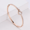 Brazalete de corazón oro rosa con cristales pavé y diseño calado sobre base blanca - Oro rosa