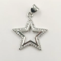 Pendentif étoile argentée avec pierres en zircone sur un fond blanc neutre - Étoile Bordure Argentée Ajourée