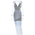 Dettaglio del tessuto a rete azzurro con arricciature su un abito lungo attillato sexy - S / Azzurro