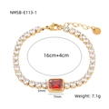 Detalle de pulsera de acero dorado con piedra rectangular roja y circonitas claras - Dorado Circonita Roja