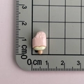 Dettaglio di mini ciondoli in resina a forma di gelato rosa e giallo con misura di 1,5 cm - Ghiacciolo rosa