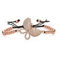Dettaglio charm a farfalla in oro rosa con zirconi bianchi su bracciale intrecciato - Bracciale di Farfalla / Oro rosa