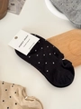 Détail de chaussettes invisibles à pois en coton avec talons antidérapants sur plateau - Noir