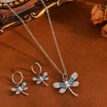Set gioielli libellula in argento con zirconi blu e perle su superficie testurizzata - Set Libellula in Zirconia Blu Argentata (T031)